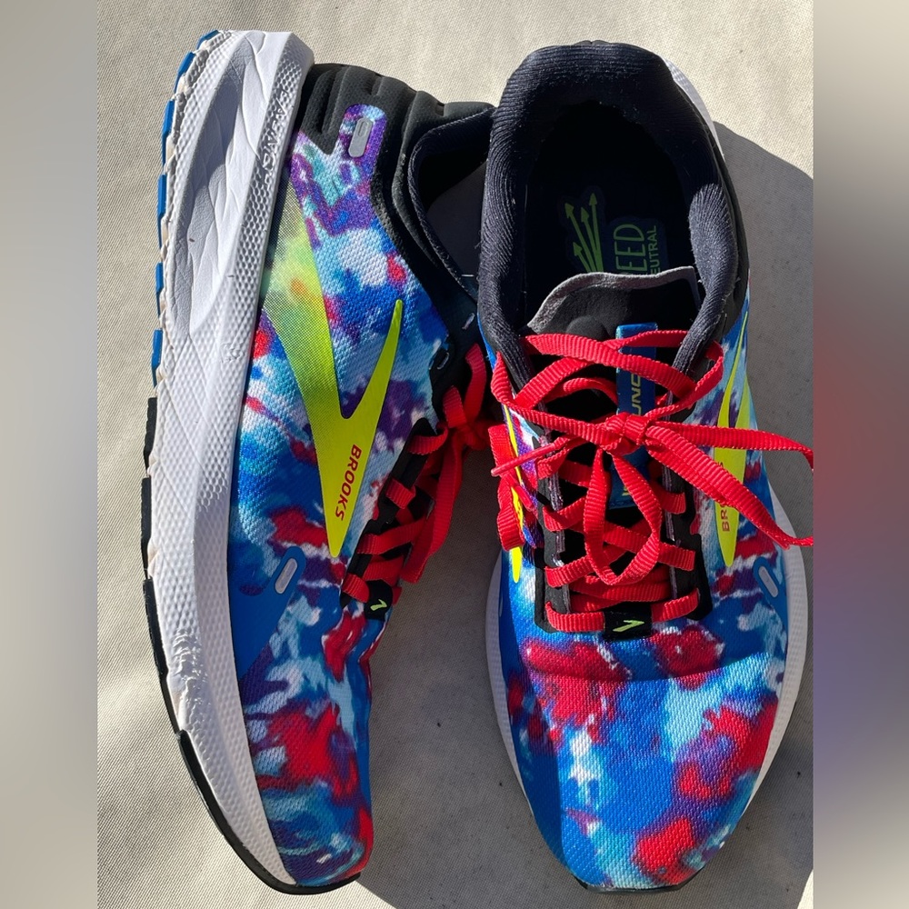 Brooks colorful running shoes - Picture 5 of 9